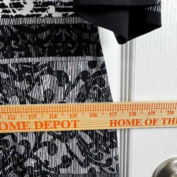 Chico’s Size 1 US 8/10 3/4 Sleeve Sheath Knee Length Black White Gray Stretch - Picture 11 of 12